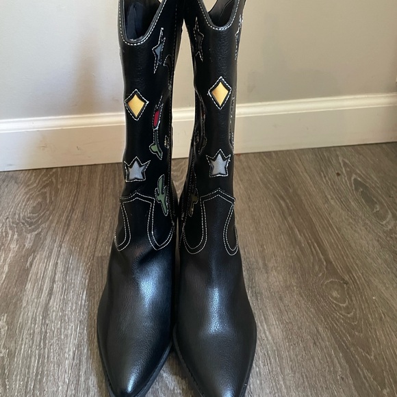 Black Western Embroidered Boots - Picture 4 of 11